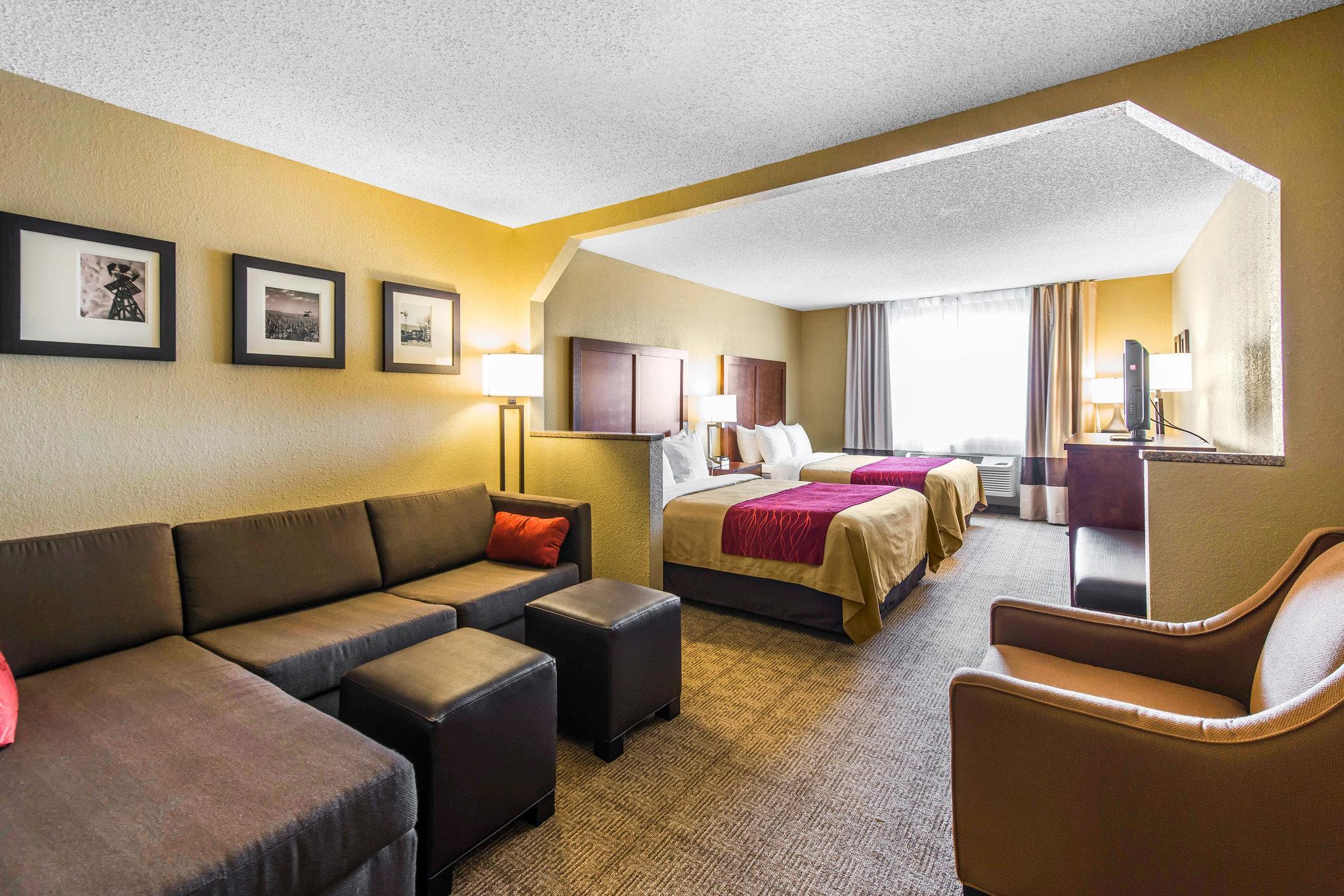 Comfort Inn & Suites Hays I-70 Zewnętrze zdjęcie