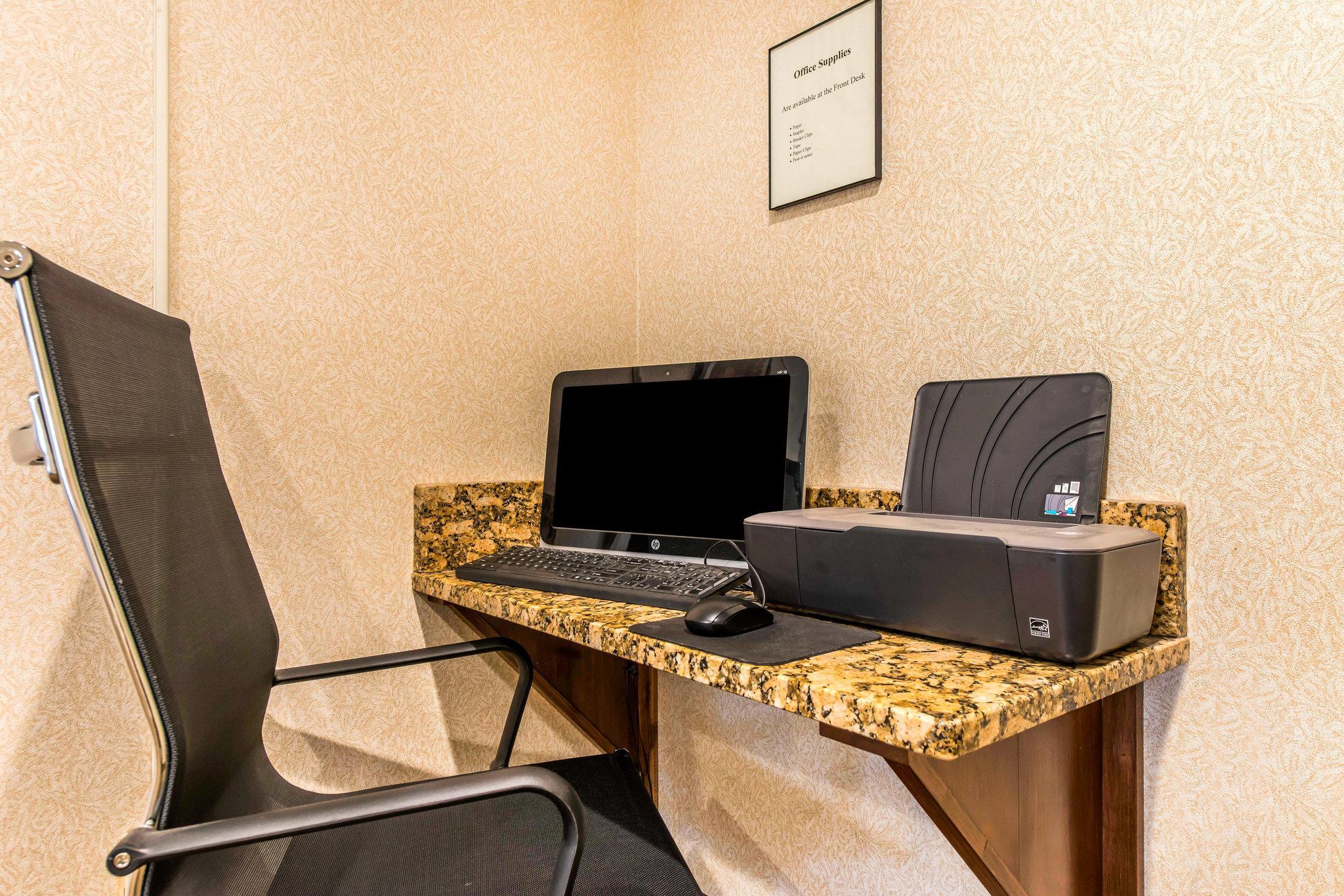 Comfort Inn & Suites Hays I-70 Zewnętrze zdjęcie