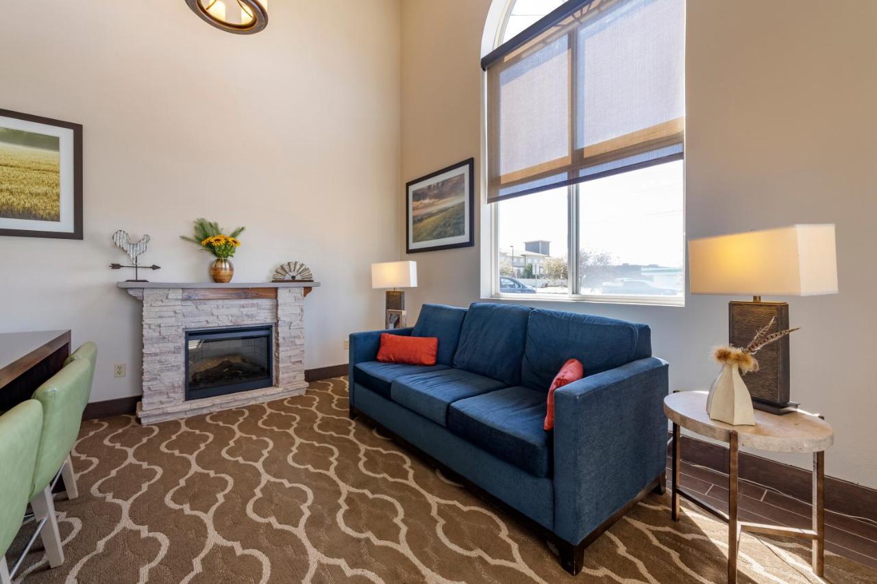 Comfort Inn & Suites Hays I-70 Zewnętrze zdjęcie