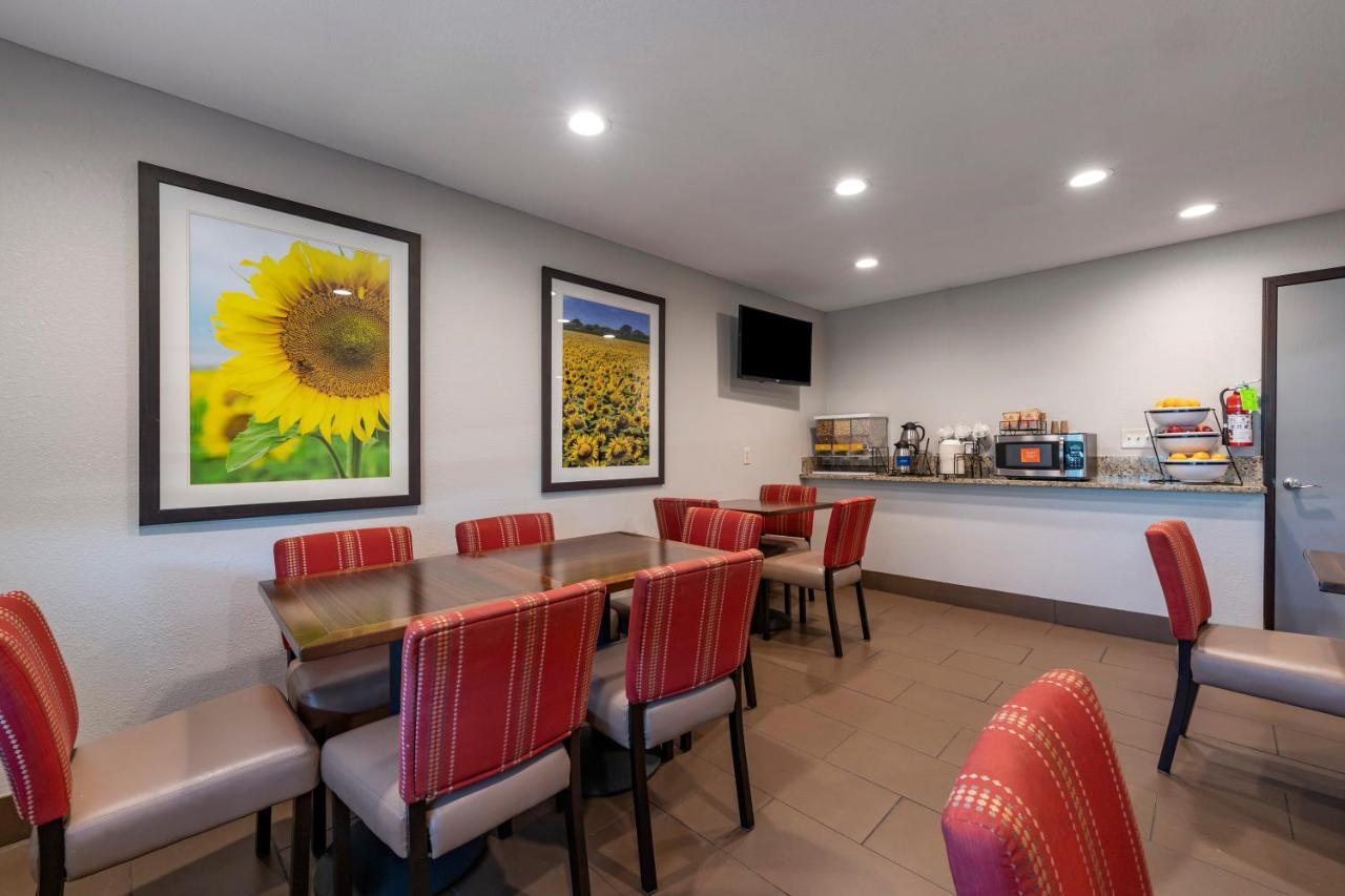 Comfort Inn & Suites Hays I-70 Zewnętrze zdjęcie